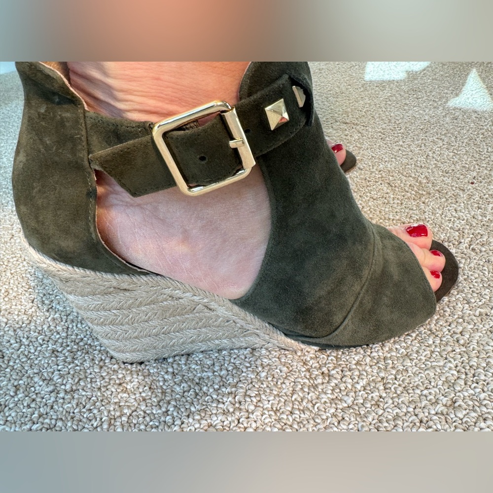 WHBM Women’s deep green Suede wedges size 6.5.